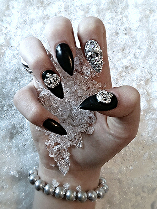 Elegante schwarze Fingernägel mit Glitzernageldesign
